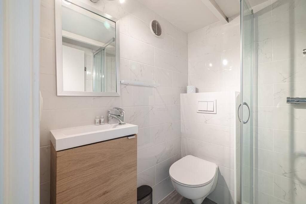 Siagre 35 - Near Main Avenue With Ac Nice